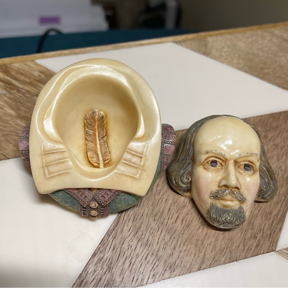 Shakespeare Limoge-like Resin Bust/Box - Picture 4 of 4